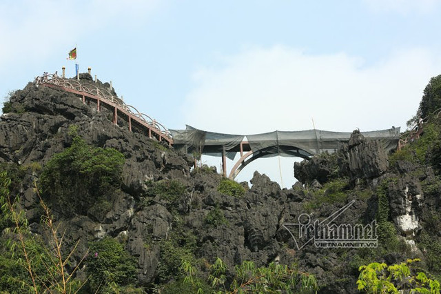 Chiếc cầu dài 18 mét bắc trên đỉnh núi đang được tháo dỡ. Chiếc cầu dài 18 mét bắc trên đỉnh núi đang được tháo dỡ.