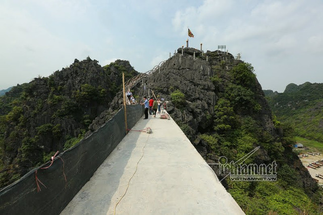 Đến chiều 3/4, đã tháo dỡ được lan can, tay vịn chiếc cầu trái phép. Đến chiều 3/4, đã tháo dỡ được lan can, tay vịn chiếc cầu trái phép.