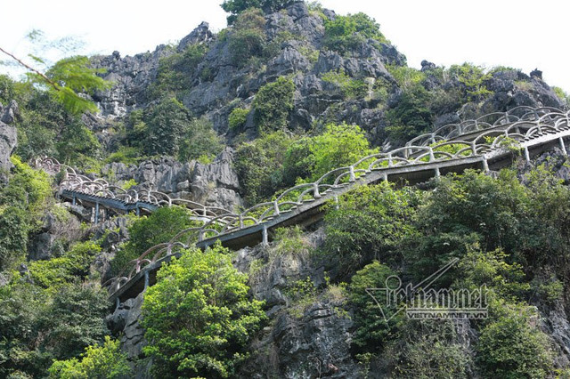 Công trình ôm đỉnh núi Cái Hạ được xây dựng không phép từ tháng 8/2017. Công trình ôm đỉnh núi Cái Hạ được xây dựng không phép từ tháng 8/2017.