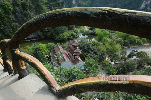 "Vạn lý trường thành" trái phép ở Tràng An là công trình bậc thang có tay vịn bằng bê-tông "Vạn lý trường thành" trái phép ở Tràng An là công trình bậc thang có tay vịn bằng bê-tông