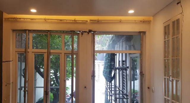 Có khoảng 10 nhà dân bị lún, nứt, có nhà lún sâu cả nửa mét. Các hộ dân dọn nhà đi nơi khác lánh nạn. Có khoảng 10 nhà dân bị lún, nứt, có nhà lún sâu cả nửa mét. Các hộ dân dọn nhà đi nơi khác lánh nạn.