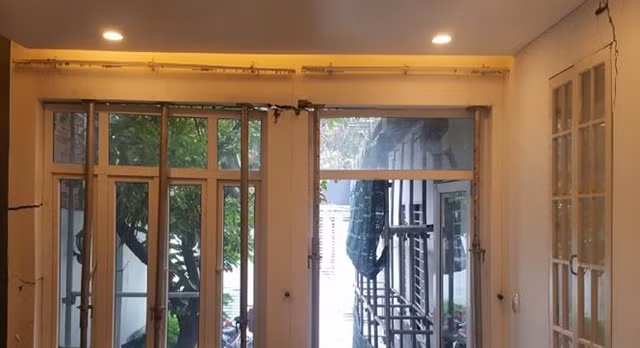 Có khoảng 10 nhà dân bị lún, nứt, có nhà lún sâu cả nửa mét. Các hộ dân dọn nhà đi nơi khác lánh nạn.