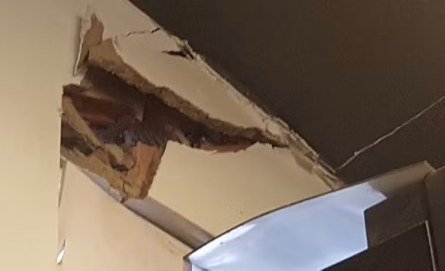 Việc đóng cọc nhồi khiến nhà dân nứt, mảng bê tông bong tróc.