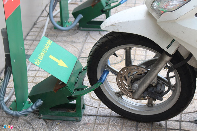 Quy trình này bắt đầu bằng việc khách tự cho bánh xe trước vào "ngàm" mở sẵn của robot. Sau khi bánh chạm mạnh vào bên trong, "ngàm" này sẽ tự động khép và khóa chặt lại.