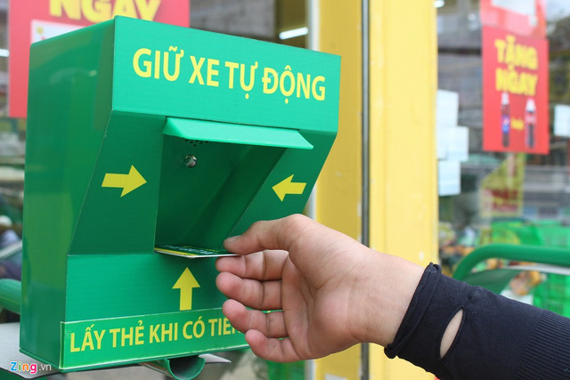 Khi muốn lấy xe, người mua hàng chỉ việc đưa thẻ vào vị trí ban đầu là "ngàm" khóa xe tự động mở.