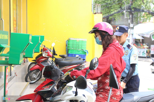 Với những người lần đầu sử dụng hệ thống giữ xe tự động, nhân viên bảo vệ cũng phải hỗ trợ cho họ quen với hình thức này.