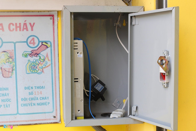 Hệ thống này được vận hành đơn giản thông qua công tắc chạy bằng điện. Khi vào ca, các nhân viên ở đây sẽ kích hoạt để khách hàng tự động sử dụng. Theo một số nhân viên, mỗi máy này trị giá khoảng 1 triệu đồng.