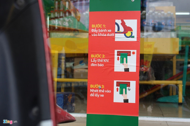 Tại mỗi máy trông giữ xe đều có dán quy trình để khách hàng dễ dàng tự thực hiện.