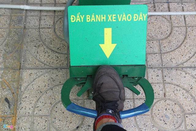 Máy trông giữ xe có một nhược điểm khác là có thể gây nguy hiểm với trẻ em bởi "ngàm" chỉ cần một lực tác động là sẽ khóa lại gây tổn thương ở chân. Vì vậy, khi đi mua sắm cùng con nhỏ, các phụ huynh cũng cần lưu ý.