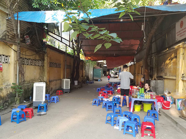 Quán bán nước của cô T.Bình duy trì được hơn 10 năm và chỉ hoạt động trong những ngày thi. Quán bán nước của cô T.Bình duy trì được hơn 10 năm và chỉ hoạt động trong những ngày thi.