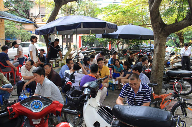 Một quán nước mía hoạt động trên vỉa hè ngay cạnh điểm thi THPT Cầu Giấy. Một quán nước mía hoạt động trên vỉa hè ngay cạnh điểm thi THPT Cầu Giấy.