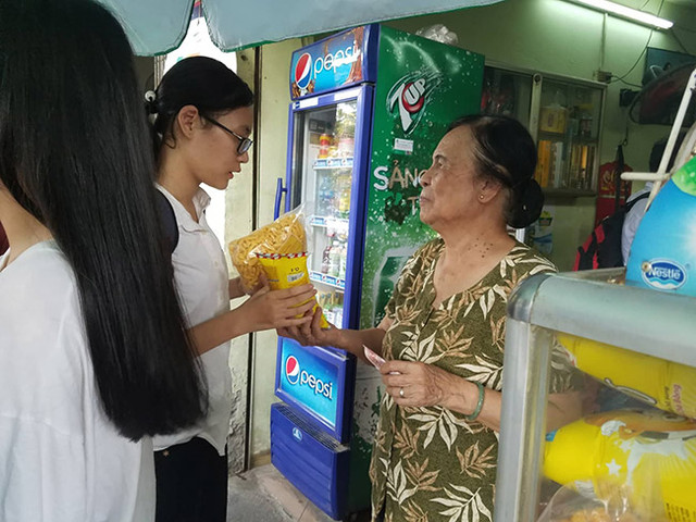 Hoạt động kinh doanh tấp nập trong ngày thi đầu tiên. Hoạt động kinh doanh tấp nập trong ngày thi đầu tiên.