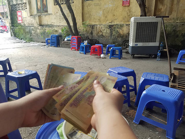 Cuối buổi cô T.Bình vui vẻ đếm tiền doanh thu. Cuối buổi cô T.Bình vui vẻ đếm tiền doanh thu.