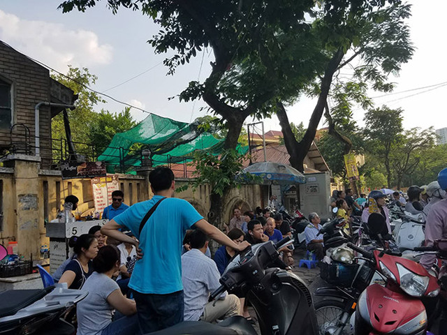 Rất đông phụ huynh ngồi tại các quán cóc vỉa hè chờ thí sinh kết thúc môn thi. Rất đông phụ huynh ngồi tại các quán cóc vỉa hè chờ thí sinh kết thúc môn thi.