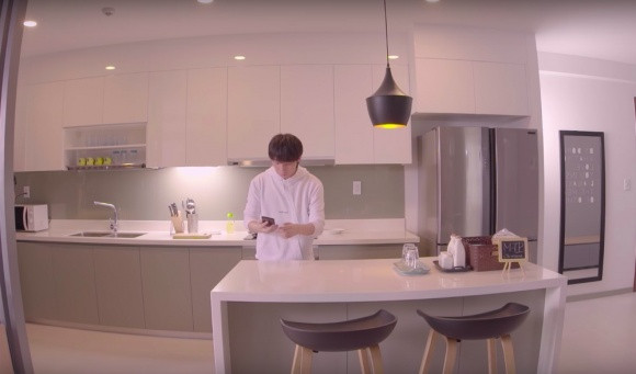 Phòng bếp được thiết rất hiện đại, tone màu trắng là chủ đạo.