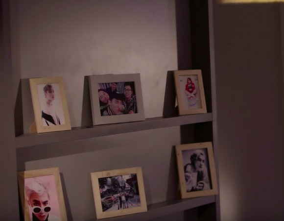 Trong căn hộ còn có một chiếc kệ nhỏ là nơi nam ca sĩ để ảnh bản thân và gia đình.