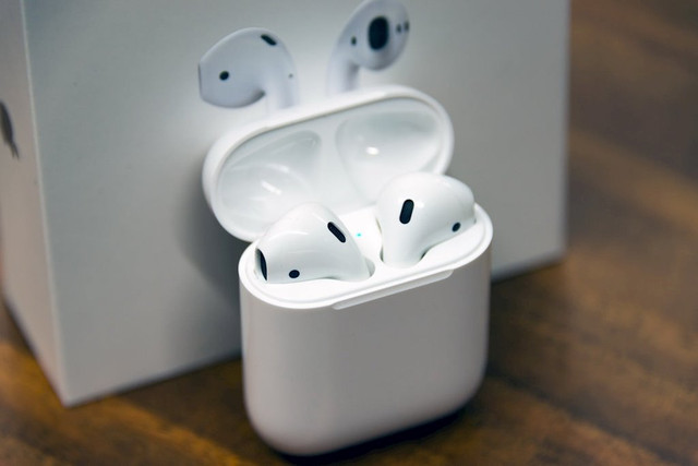 Apple AirPods đã góp phần không nhỏ vào việc phổ cập văn hóa tai nghe không dây tới cộng đồng người dùng phổ thông. Apple AirPods đã góp phần không nhỏ vào việc phổ cập văn hóa tai nghe không dây tới cộng đồng người dùng phổ thông.