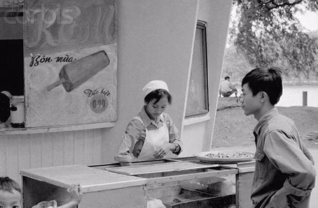 Một số ki-ốt bán kem ở Hà Nội từ 1936 đã thuê thiếu nữ ở nông thôn ra làm.