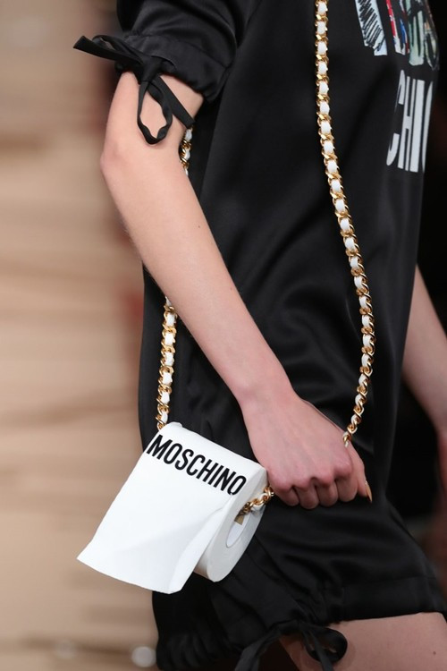 Chiếc túi hàng hiệu của Moschino... Chiếc túi hàng hiệu của Moschino...