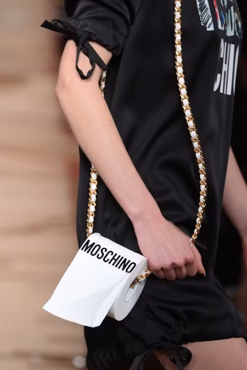 Chiếc túi hàng hiệu của Moschino...