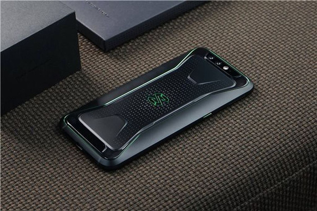Black Shark có màn hình InCell 5,9 inch độ phân giải Full HD+, tỷ lệ 18:9. Ngoài gam màu DCI-P3, màn hình Black Shark còn được tích hợp công nghệ bù chuyển động thông minh MEMC, đảm bảo game hiển thị mượt mà hơn. Sức mạnh của máy nằm ở chip Snapdragon 845 và bộ nhớ RAM 6 hoặc 8GB. Thử nghiệm trên AnTuTu, smartphone này đạt điểm số lên tới 279.464. Black Shark sở hữu hệ thống tản nhiệt nhiều lớp giúp thiết bị giảm tới 8 độ, cảm biến vân tay đa chức năng, camera kép phía sau với khả năng quay video 4K tốc độ 30fps. Pin của Black Shark có dung lượng 4.000mAh, có hỗ trợ sạc nhanh. Black Shark có màn hình InCell 5,9 inch độ phân giải Full HD+, tỷ lệ 18:9. Ngoài gam màu DCI-P3, màn hình Black Shark còn được tích hợp công nghệ bù chuyển động thông minh MEMC, đảm bảo game hiển thị mượt mà hơn. Sức mạnh của máy nằm ở chip Snapdragon 845 và bộ nhớ RAM 6 hoặc 8GB. Thử nghiệm trên AnTuTu, smartphone này đạt điểm số lên tới 279.464. Black Shark sở hữu hệ thống tản nhiệt nhiều lớp giúp thiết bị giảm tới 8 độ, cảm biến vân tay đa chức năng, camera kép phía sau với khả năng quay video 4K tốc độ 30fps. Pin của Black Shark có dung lượng 4.000mAh, có hỗ trợ sạc nhanh.