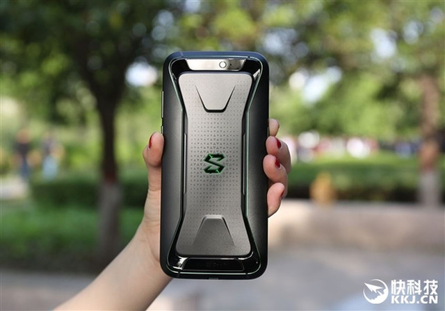 Vào 0h00 ngày 20/4, smartphone chuyên game Black Shark được Xiaomi tài trợ đã mở bán tại Trung Quốc, tuy nhiên chỉ mất vài giây để Black Shark thông báo rằng sản phẩm này đã bán hết. Ước tính có hơn một triệu người dùng đã đăng ký mua chiếc điện thoại này, điều này vượt trên cả mong đợi của nhà sản xuất. Thậm chí, nhiều nhà bán lẻ còn tăng giá bán lên 716 USD, nghĩa là cao hơn giá công bố 159 USD. Vào 0h00 ngày 20/4, smartphone chuyên game Black Shark được Xiaomi tài trợ đã mở bán tại Trung Quốc, tuy nhiên chỉ mất vài giây để Black Shark thông báo rằng sản phẩm này đã bán hết. Ước tính có hơn một triệu người dùng đã đăng ký mua chiếc điện thoại này, điều này vượt trên cả mong đợi của nhà sản xuất. Thậm chí, nhiều nhà bán lẻ còn tăng giá bán lên 716 USD, nghĩa là cao hơn giá công bố 159 USD.
