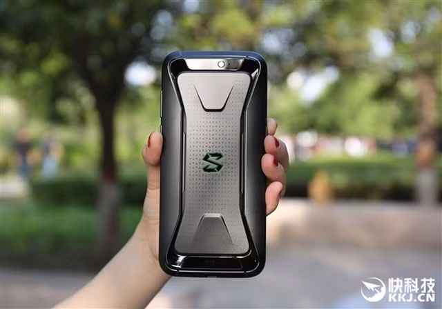 Vào 0h00 ngày 20/4, smartphone chuyên game Black Shark được Xiaomi tài trợ đã mở bán tại Trung Quốc, tuy nhiên chỉ mất vài giây để Black Shark thông báo rằng sản phẩm này đã bán hết. Ước tính có hơn một triệu người dùng đã đăng ký mua chiếc điện thoại này, điều này vượt trên cả mong đợi của nhà sản xuất. Thậm chí, nhiều nhà bán lẻ còn tăng giá bán lên 716 USD, nghĩa là cao hơn giá công bố 159 USD.