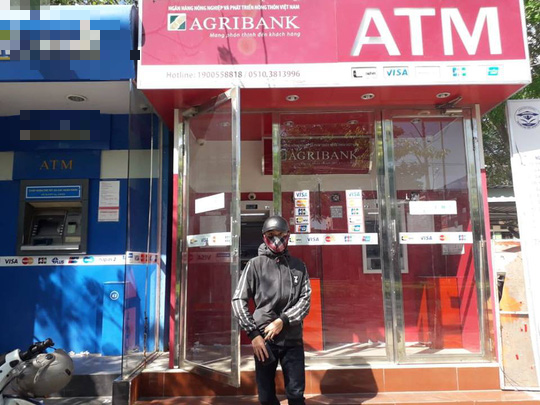 Nhiều chủ thẻ ATM của Agribank bức xúc vì không rút được tiền Nhieu chu the ATM cua Agribank buc xuc vi khong rut duoc tien