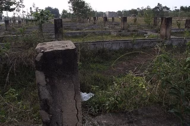 Thế nhưng, trở lại khu đô thị Mỹ Phước 4, nơi từng gây chấn động bởi cơn sốt đất nay trở nên hoang vắng, cỏ cây mọc xum xuê. Nhiều người đã phải “khóc ròng” khi bỏ tiền mua đất tại dự án này.