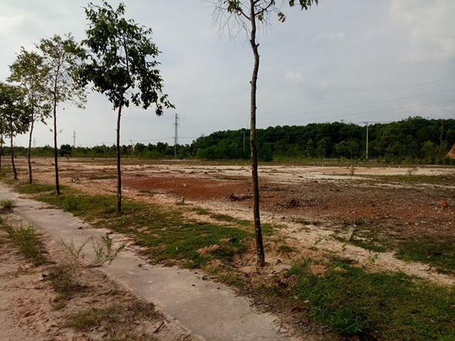 Khi phân lô bán nền, đơn vị này hứa sẽ giao giấy chứng nhận ngay cho khách nếu thanh toán đủ tiền và đúng tiến độ. Cam kết là vậy, nhưng trên thực tế hàng trăm khách hàng bỏ tiền mua đất tại khu đô thị này sau gần 10 năm vẫn chưa được cấp sổ đỏ dù đã thanh toán đủ tiền theo yêu cầu.