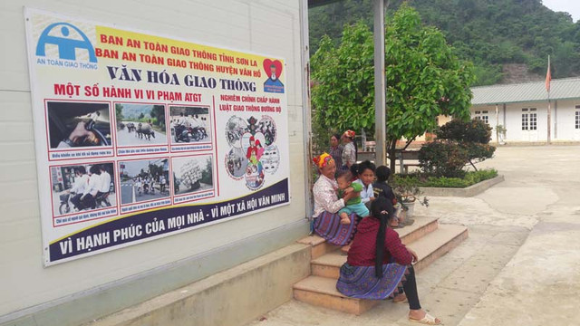 Tấm panô rất to cảnh báo về an toàn giao thông được dán trước cổng Trường Tiểu học Vân Hồ. Tấm panô rất to cảnh báo về an toàn giao thông được dán trước cổng Trường Tiểu học Vân Hồ.