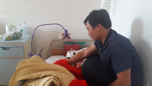 Bố của Tuấn Anh không rời cái giường bệnh nửa bước. Anh ngồi đó động viên và truyền nghị lực cho cậu con trai bé bỏng của mình. Bố của Tuấn Anh không rời cái giường bệnh nửa bước. Anh ngồi đó động viên và truyền nghị lực cho cậu con trai bé bỏng của mình.