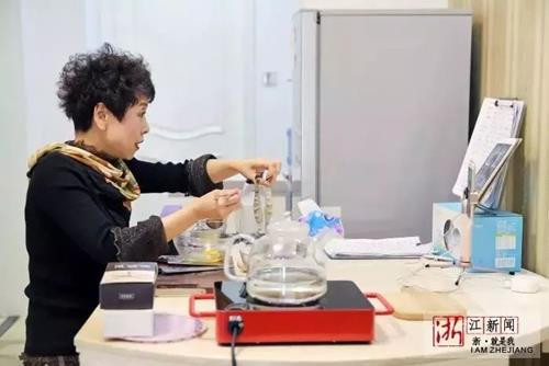 Bà Bạch Lộ Đan Phong – streamer 60 tuổi tại Trung Quốc Bà Bạch Lộ Đan Phong – streamer 60 tuổi tại Trung Quốc