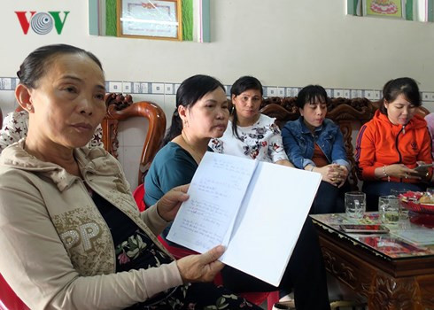 Nhiều người trong huyện đã trót cho bà Nguyệt vay các khoản tiền lớn mà chưa đòi được. Nhiều người trong huyện đã trót cho bà Nguyệt vay các khoản tiền lớn mà chưa đòi được.