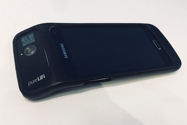 Thiết bị PureLiFi cho Samsung Galaxy S5 . Thiết bị PureLiFi cho Samsung Galaxy S5 .