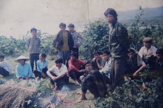 Hình ảnh người dân hoang mang theo dõi vụ chìm đò hơn 20 năm trước bà Hệ vẫn còn lưu giữ.