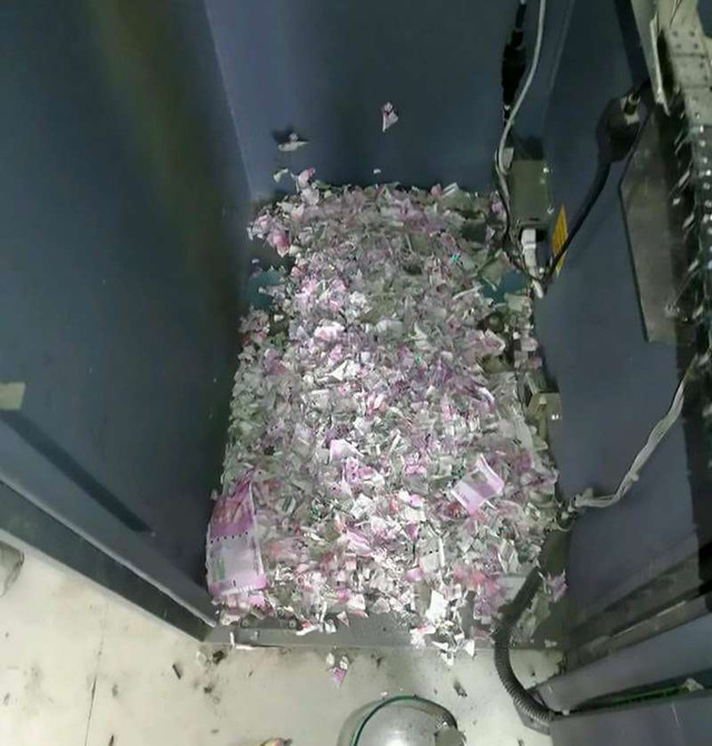 ATM “chết”, nhân viên mở ra sốc nặng khi thấy thứ bên trong - Hình 2 ATM “chet”, nhan vien mo ra soc nang khi thay thu ben trong-Hinh-2