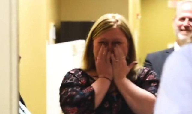 Màn cầu hôn độc lạ... khiến cô dâu vừa "đau tim" vừa hạnh phúc - Hình 4 Man cau hon doc la... khien co dau vua