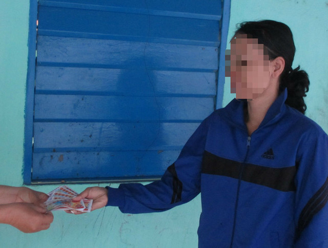 Do nghèo khó, hàng ngày bà H. phải ngược xuôi bán vé số mưu sinh (Ảnh: Thanh Lâm).