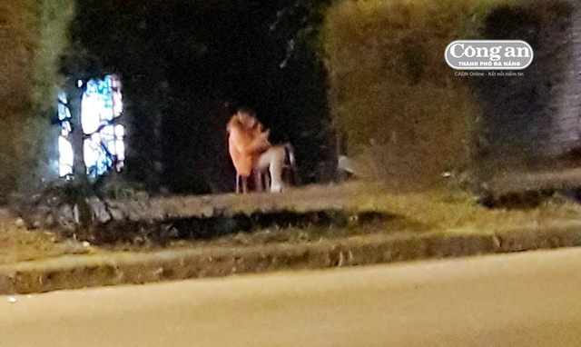 Từ gái chào khách sát vệ đường giữa khuya... Từ gái chào khách sát vệ đường giữa khuya...