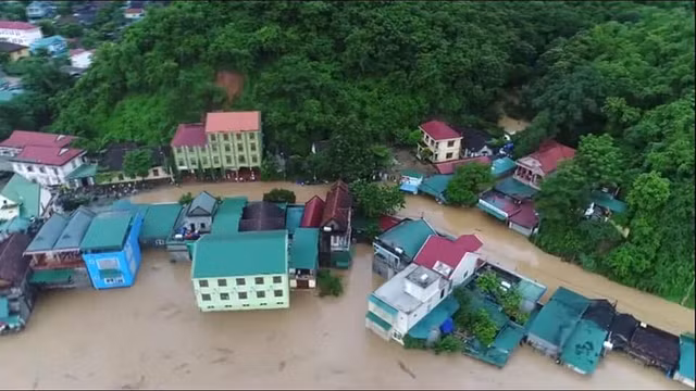 Roi nuoc mat canh nuoc lu cuon cuon 
