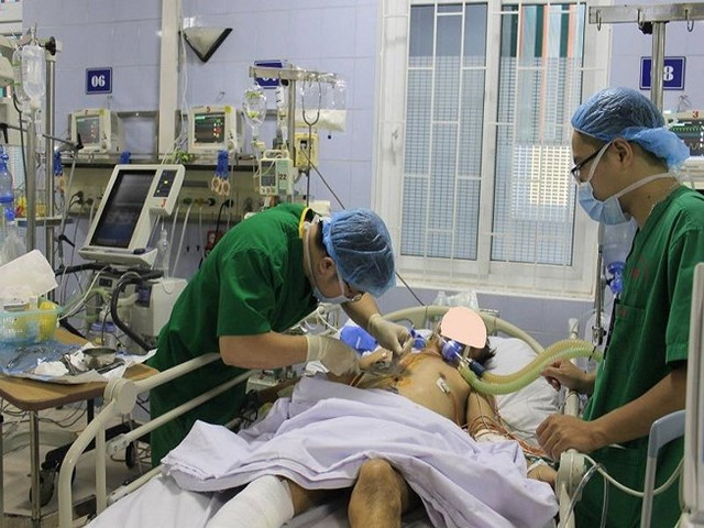 Bệnh nhân Tuấn đang được điều trị tại BV E. Ảnh: H.PHƯỢNG Bệnh nhân Tuấn đang được điều trị tại BV E. Ảnh: H.PHƯỢNG