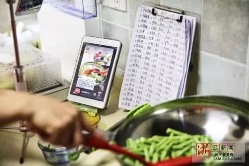 Sau đó, bà Phong đã tự mình mở kênh stream riêng phục vụ các fan Sau đó, bà Phong đã tự mình mở kênh stream riêng phục vụ các fan