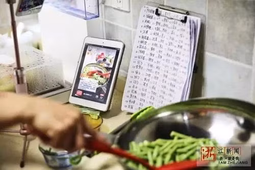 Sau đó, bà Phong đã tự mình mở kênh stream riêng phục vụ các fan