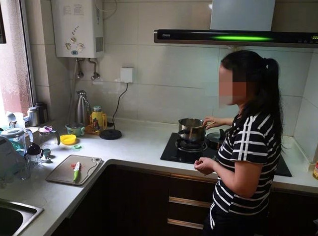 Phía sau người trông giữ trẻ hiền lành, là sự thật kinh hoàng... Phia sau nguoi trong giu tre hien lanh, la su that kinh hoang...