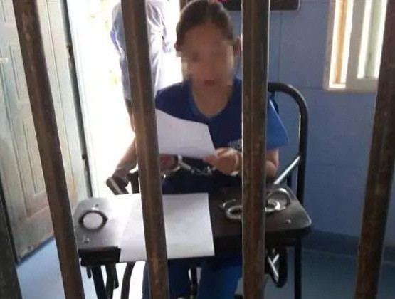 Phía sau người trông giữ trẻ hiền lành, là sự thật kinh hoàng... - Hình 2 Phia sau nguoi trong giu tre hien lanh, la su that kinh hoang...-Hinh-2