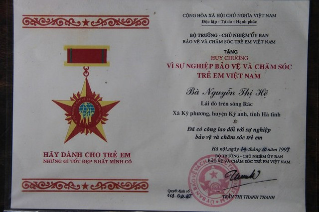 Hành động cứu người của bà Hệ được nhiều tổ chức tặng bằng khen.