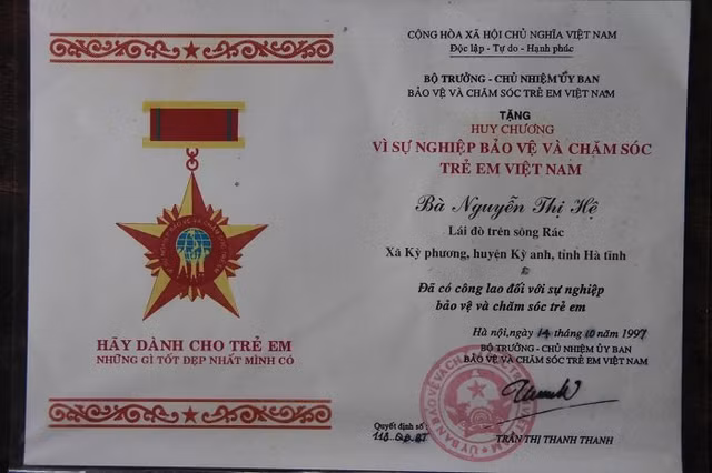 Hành động cứu người của bà Hệ được nhiều tổ chức tặng bằng khen.