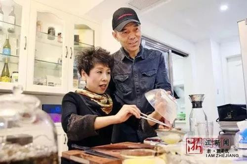 Đôi lúc, chồng bà cũng xuất hiện để trợ giúp và giao lưu với người hâm mộ. Đôi lúc, chồng bà cũng xuất hiện để trợ giúp và giao lưu với người hâm mộ.