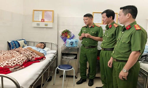 Phòng Cảnh sát hình sự thăm hỏi các “hiệp sĩ” tại bệnh viện. Phòng Cảnh sát hình sự thăm hỏi các “hiệp sĩ” tại bệnh viện.